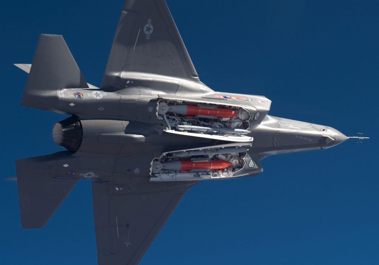F-35A_with_2_B61-12_bombsSlider F-35A_with_2_B61-12_bombsSlider